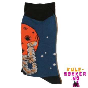 Astronaut sittende på en Måne