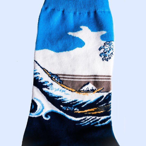 Sokk med blå sjø og himmel