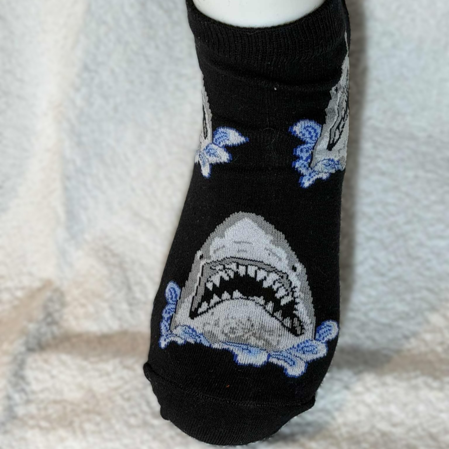 Ankelsokk med hai som viser tenner